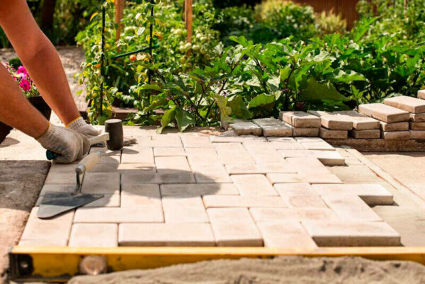7 Useful Tips on How to Lay Paving Slabs in the Garden