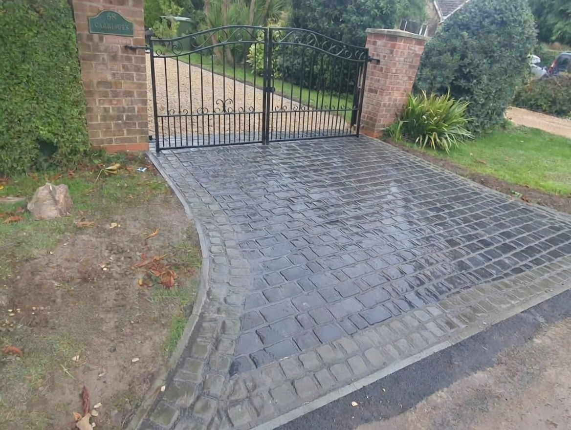 Pathset Charcoal in drive no wooden gate